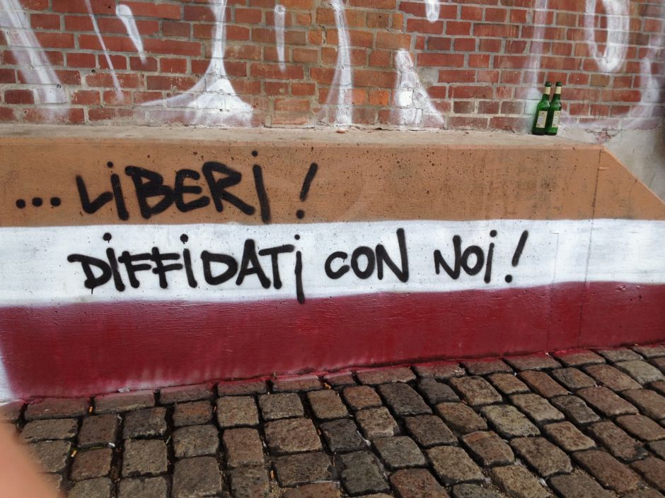 Was bedeutet „Diffidati con noi“?
