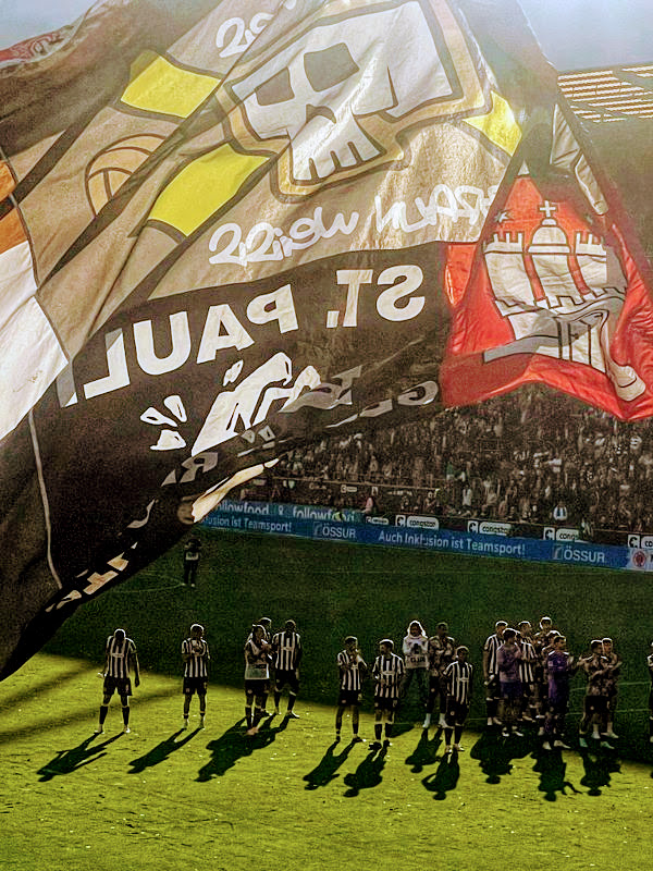 Gästeblock feiert Boys trotz Niederlage #FCSP